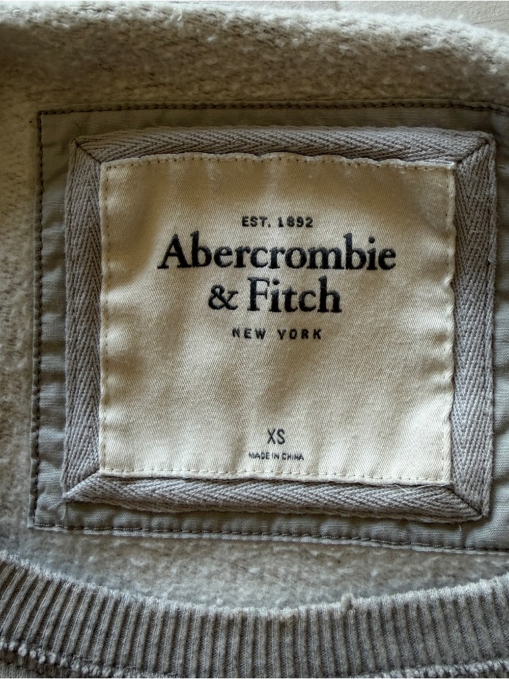 Vintage Abercrombie & Fitch Light Gray Crewneck Sweatshirt with Red Appliqué - Picture 4 of 4